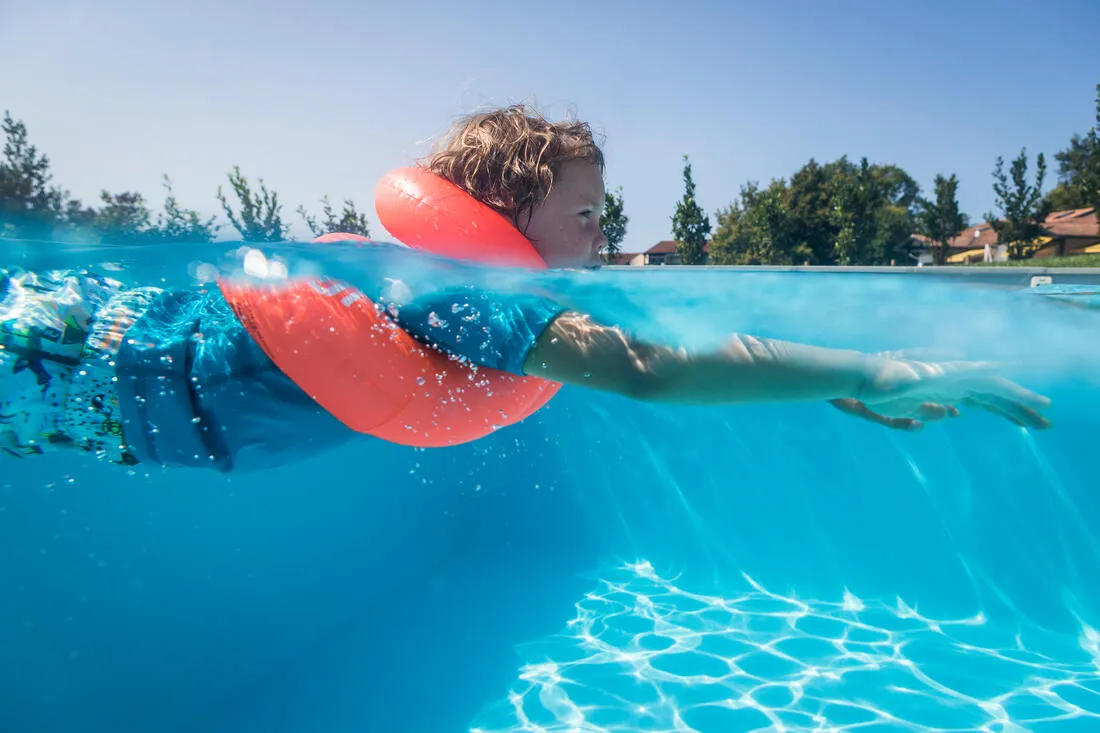Inflatable swimming vest for 19-30 kg - orange